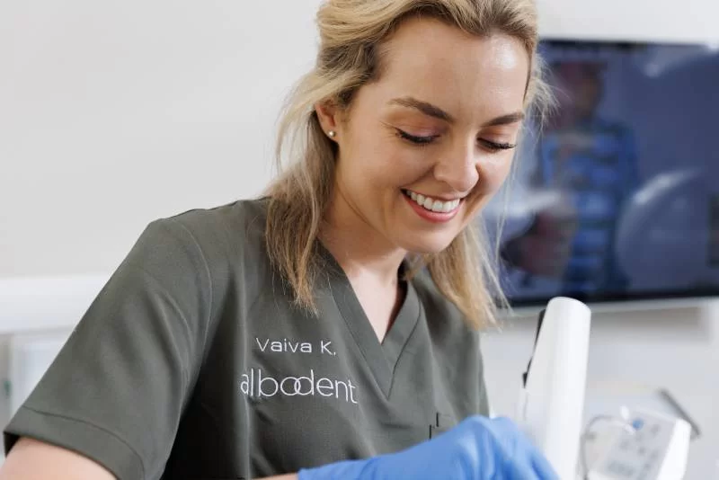 Su dantų tiesinimo kapomis dailią šypseną turėsite kur kas greičiau ir maloniau